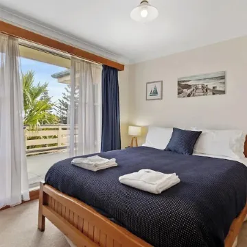 Alice Beside the Sea - 4 Bedroom Upstairs Apartment.