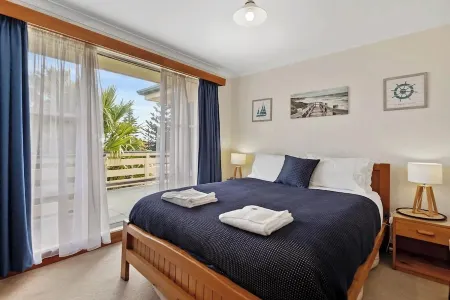 Alice Beside The Sea - 4 Bedroom Holiday House. Отели в г. Девонпорт