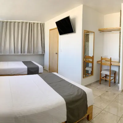 Hotel Real Gdl Các khách sạn gần Sân vận động Douradao Stadium