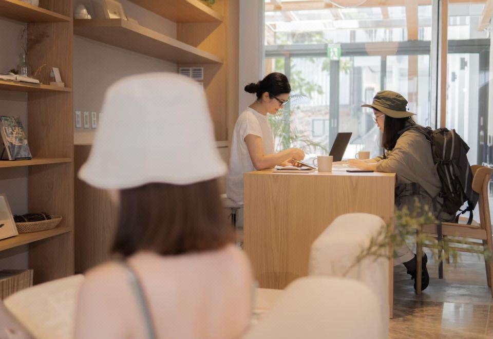 포레스트 3030 호스텔의 깔끔한 내부 디자인