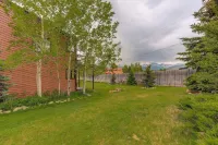 Ample Space and Modern Amenities - Charming Family Retreat Hotel a Granby