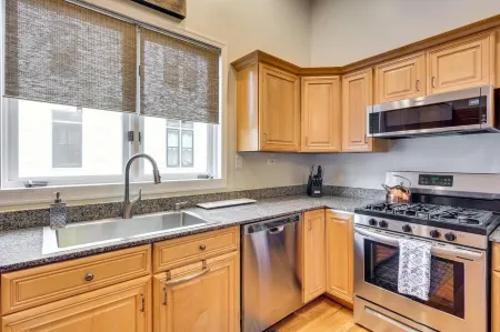 Modern Victorian With Old World Charm Отели рядом с достопримечательностью «Frank Lloyd Wright Home and Studio»