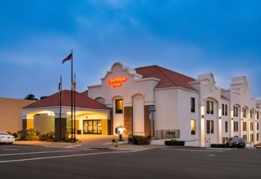 햄프턴 인의 깔끔한 객실 모습