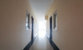 RedDoorz Plus Near Green Pramuka Square Mall