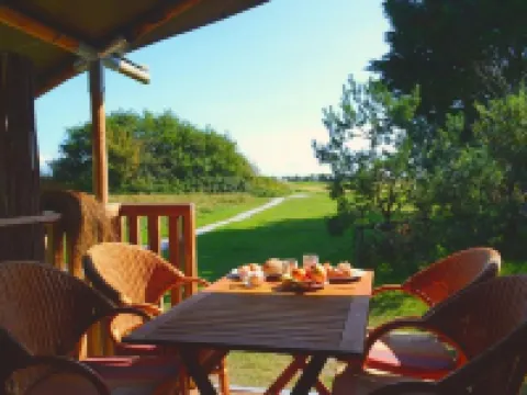 荷蘭的野營帳篷，靠近沙丘和海