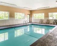 Quality Inn & Suites Davenport Near I-80 - Pools