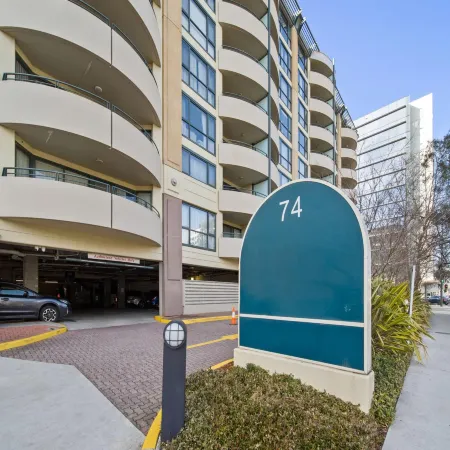 Central 2-bed Apartment with Pool, Gym and Spa