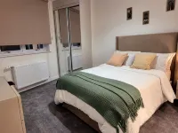 Modern 2-Bed Apartment Near Heathrow w/Parking Hotel a Staines