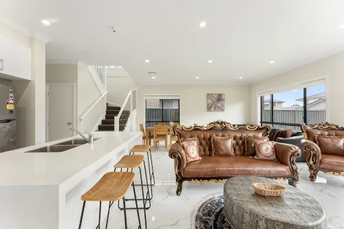 Austral Spacious large 5 br home with Central AC - Villaer