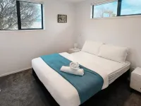 Modern & New • 3 Beds • 6 Guests Hotels in Upper Hutt