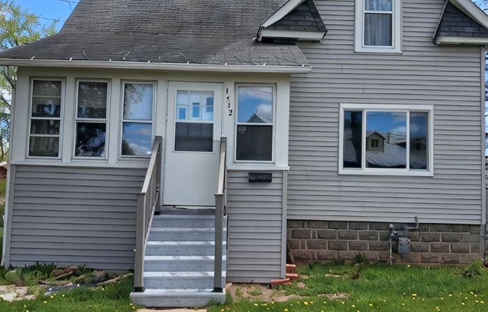 House blocks from the Fox River with access to Lake Winnebago. Easy I41 access.