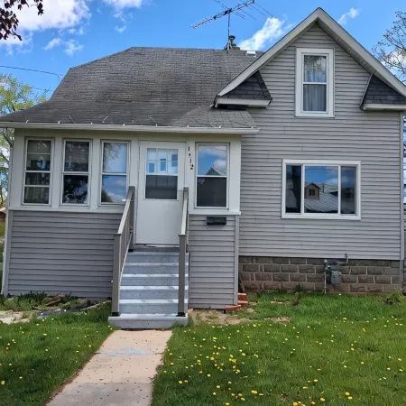 House blocks from the Fox River with access to Lake Winnebago. Easy I41 access.