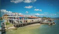 DIRECT BEACHFRONT CONDO Pool, Beautifully Renovated 2 Bedroom 4th Floor Balcony. - 2-نجوم