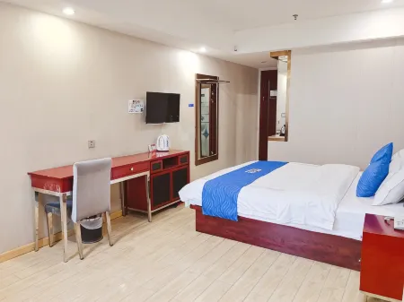 Qunying Hotel (Guangzhou Baiyun Station Julong Subway Station)