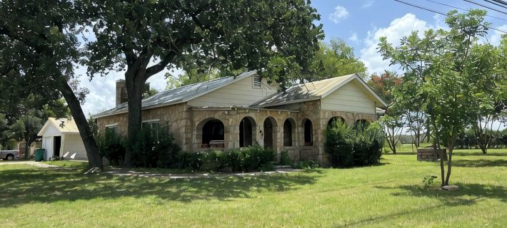 Charming 4-bedroom house in lovely Blanco with stunning outdoor spaces! Hotels in Blanco County