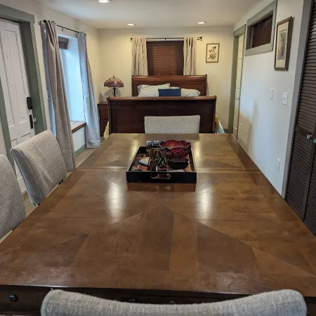 Charming studio. Close to highway and ferries.
