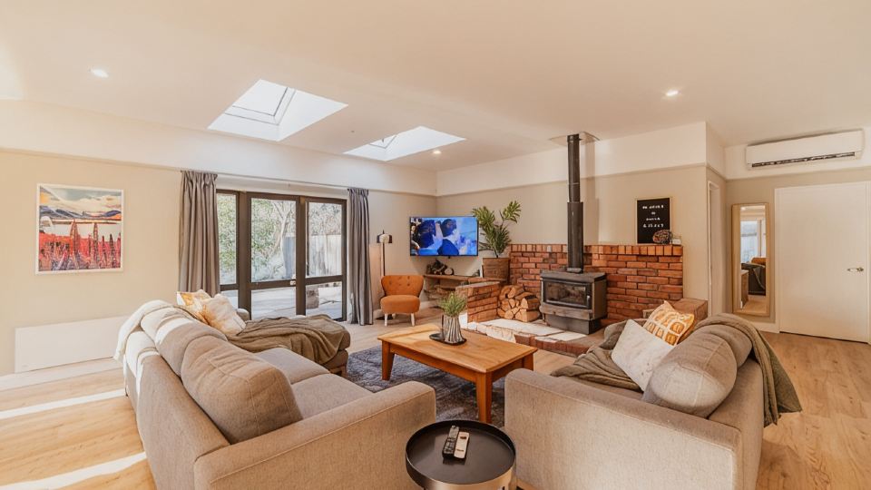 Galaxy 3BR Modern Home with Fireplace Outdoor Spa