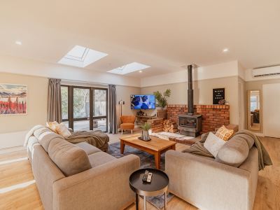 Galaxy 3BR Modern Home with Fireplace Outdoor Spa