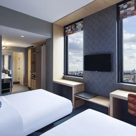 Aloft Long Island City-Manhattan View Отели рядом с достопримечательностью «Станция метро Queens Plaza»