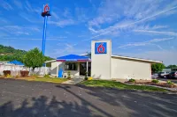 Motel 6 Cross Lanes, WV–Goff Mountain Rd - parking