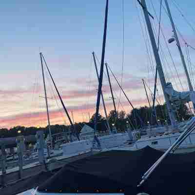 Artsy Downtown Charlevoix Apt! Walk to 2 Lakes, Marina. Free Parking. 5 Star Others