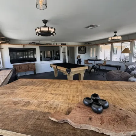 *NEW* Mtn view retreat! Pets! 3 min Dtwn/Pooltable