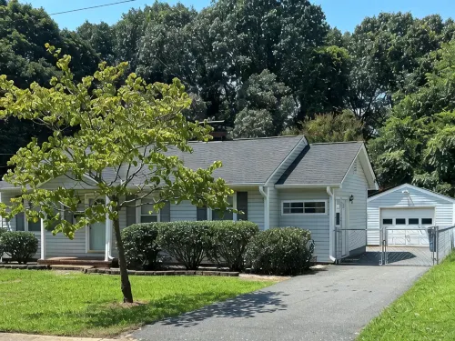 Cozy Stay Near DT w/Deck and Fenced Yard - 4つ星