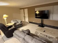 Luxury 2BR with spa bath, huge kitchen & living room—prime Toledo location! - homestay