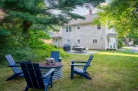 Charming 4-bedroom home in marvelous Tisbury walking distance to shops and ferry - 4-Star