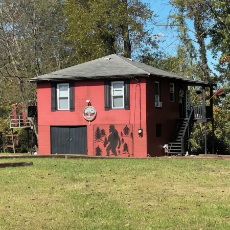 The Sasquatch Hideaway: Private 1BR Adventure Loft