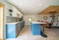 Private PEC Retreat w Games Room - Country Houses
