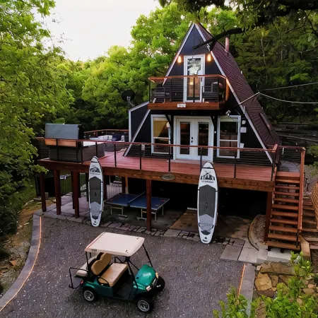 Secluded Lake Retreat • Hot Tub, Fire Pit, Golf Cart + Mini Golf