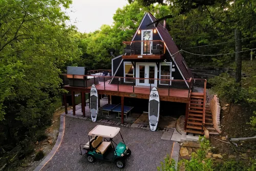 Secluded Lake Retreat • Hot Tub, Fire Pit, Golf Cart + Mini Golf