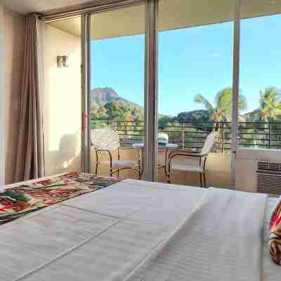 Ocean and Diamondhead view Queen Bed suite w/balcony - WAIKIKI GRAND HOTEL® 408 Rooms
