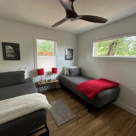 Charming 2-bedroom bungalow, near fabulous wineries, 25 mins from Marble Falls