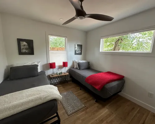 Charming 2-bedroom bungalow, near fabulous wineries, 25 mins from Marble Falls Hotels in Buchanan Dam