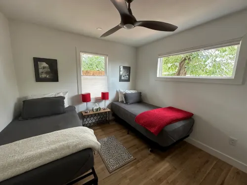 Charming 2-bedroom bungalow, near fabulous wineries, 25 mins from Marble Falls