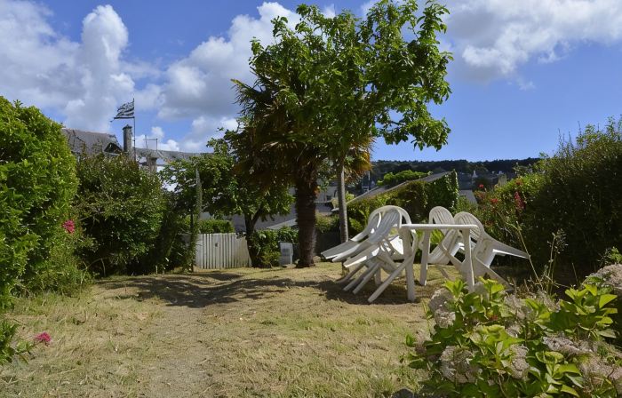 Typical Morgat house 150m from the beach with private garden