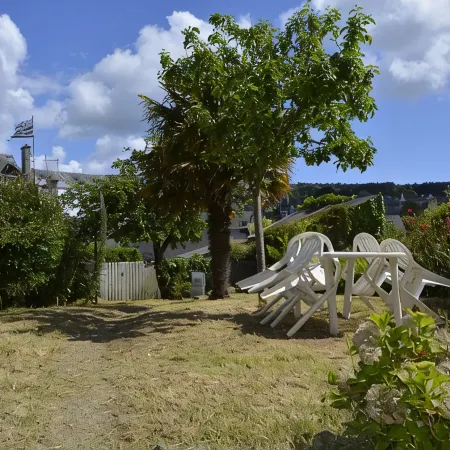 Typical Morgat house 150m from the beach with private garden