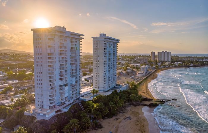 Beachfront Condo with Amaing Ocean View. Walk to Beaches & Restaurants
