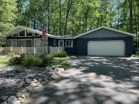 Private, Cozy, Quiet on double lot near Beautiful Higgins and Houghton Lakes
