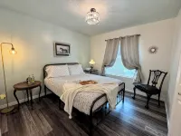 Charming 2 Spacious homes, 6 KingBeds, 2 Hottubs, Mins to St Aug, Pet friendly - บังกะโล