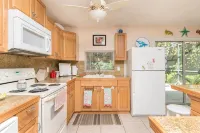 Island Cottage:  A Short Walk to the Beach - WiFi