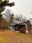 The Trimbelle Cottage: Secluded Riverside Retreat on 7 acres, with Hot Tub!