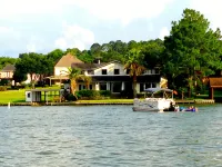 Unobstructed open water lake house for friends & family fun w/Tesla charger - 4-Star
