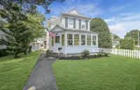 Beautifully renovated 2 Bedroom, 1st Floor apt -Greenport Village, Walk to town!
