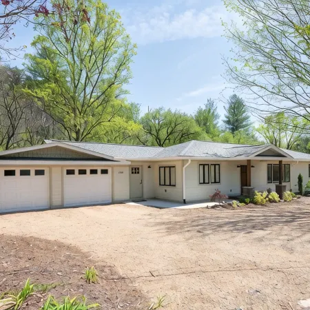 Luxury mountain oasis, hot tub & 15 mins to DT AVL, bring furry friends!