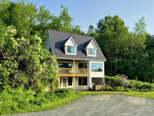Mountain hideaway w/ private waterfall & sugarbush
