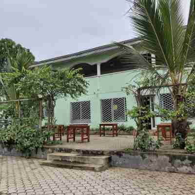 Deux-Palmes-Kribi, close to the beach (200m), comfortable and family-friendly Hotel Exterior