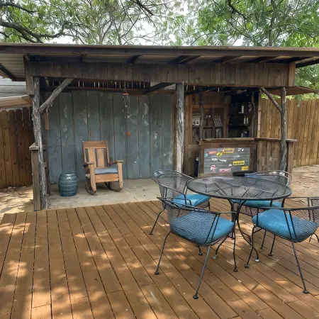 Charming 2-bedroom bungalow, near fabulous wineries, 25 mins from Marble Falls